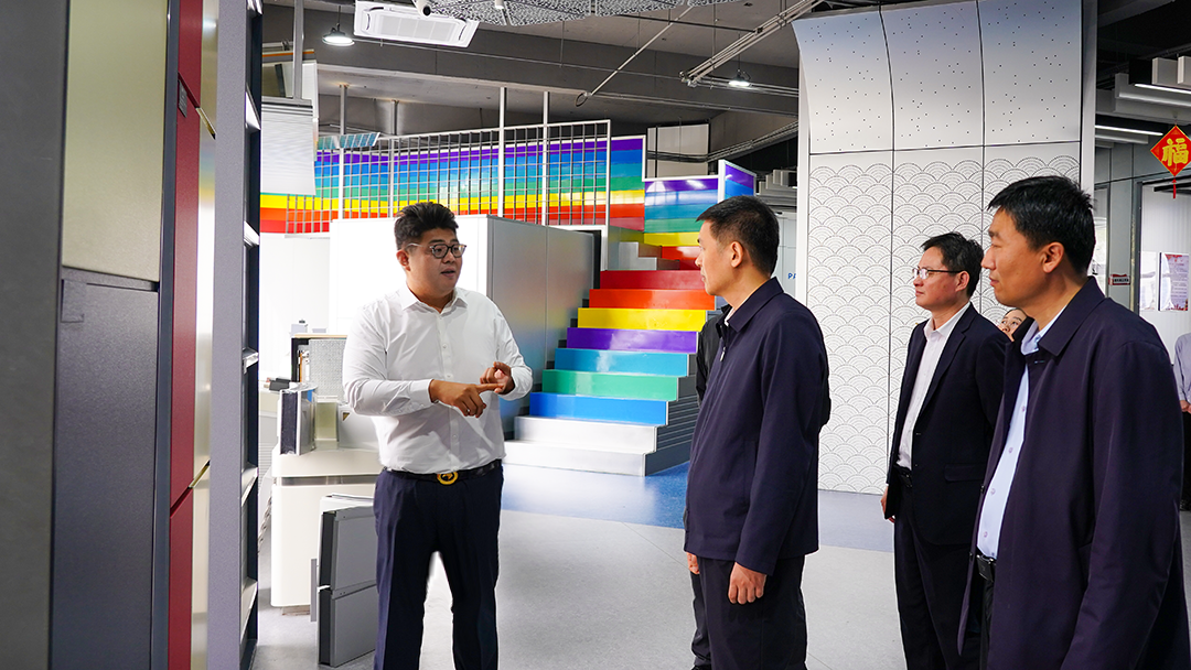 博兴县委副书记、代县长孔磊一行到访钱柜QG777调研产业发展情况(图2)